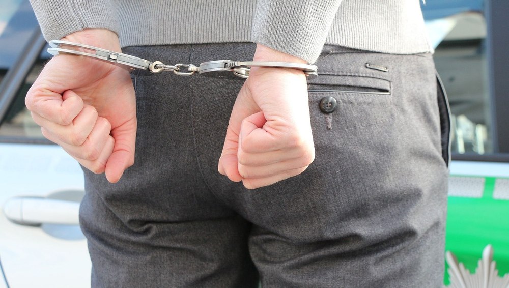 Un bărbat a fost arestat după ce şi-a bătut ani întregi copiii şi i-a pus la munci grele la o stână. În plus, i-a înfometat și nu i-a lăsat la școală