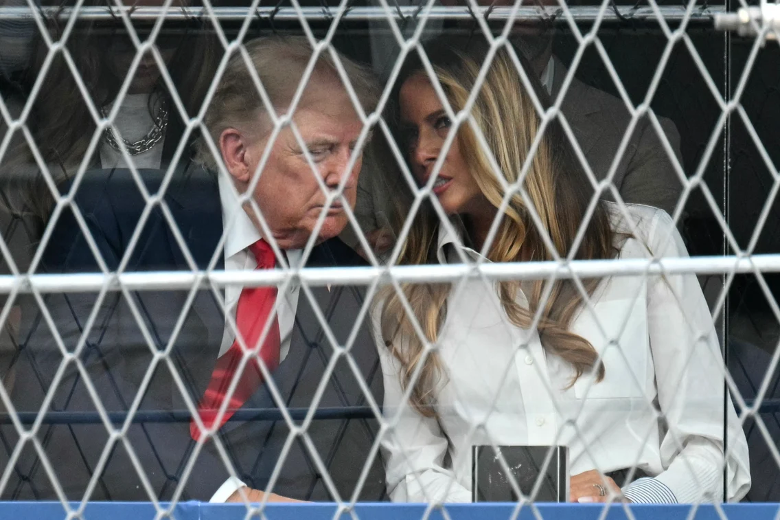 Trump vorbește cu Melania, în timp ce participă la Marele Premiu IndyCar Freedom 250
