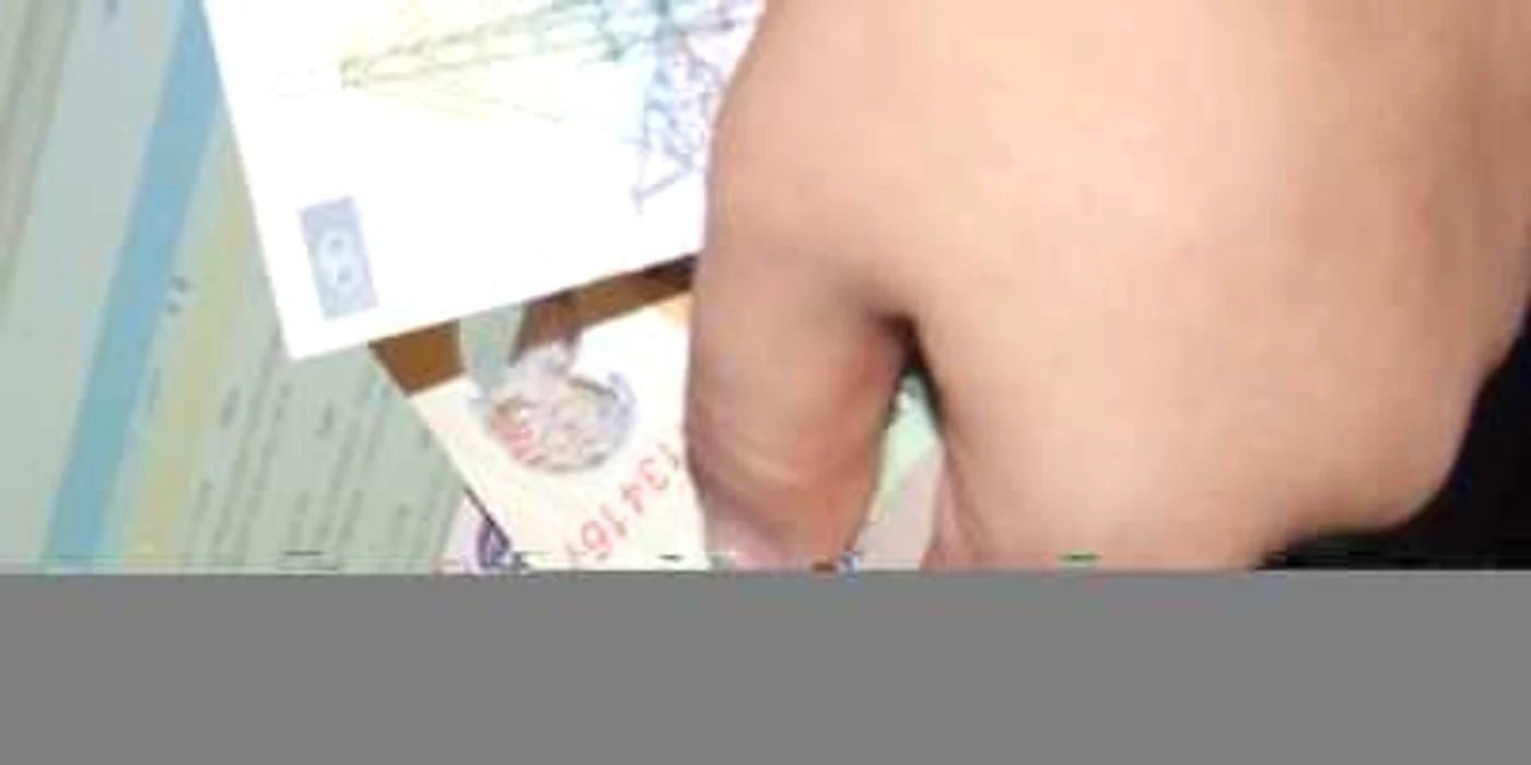 Majoritatea românilor oferă mită atunci când doresc să-şi rezolve o problemă FOTO Adevărul