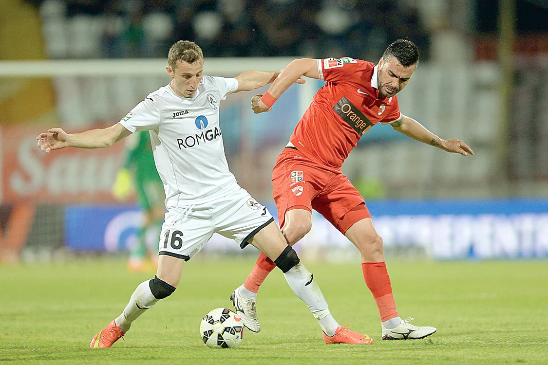 
    Fotbaliştii din Liga I  îşi vor primi salariile  restante după ce  cluburile au încasat  banii din drepturile tv  