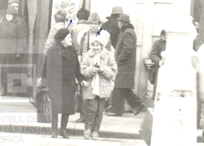 Doina Cornea pe stradă, cu ofițerul care o urmărea în spate FOTO Centrul de Consultanță Istorică