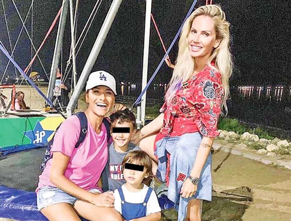 
    Claudia Pătrăşcanu,  alături de Domnica,  mama ei, şi de cei doi  copii, Gabriel şi Nicolas,  la o plimbare pe faleza  din Constanţa   