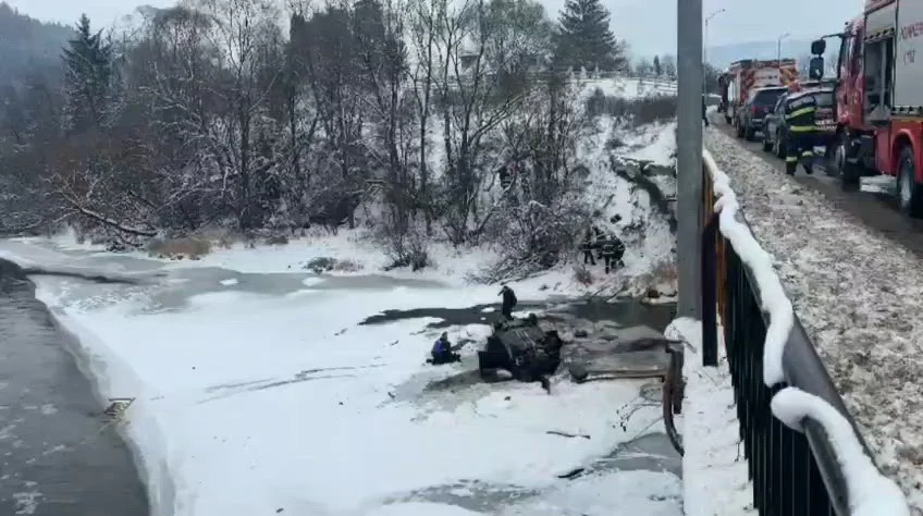 O mașină în care se aflau patru copii și doi adulți s-a răsturnat în râul Bistrița, în Vatra Dornei. Intervenție în forță pentu salvarea victimelor