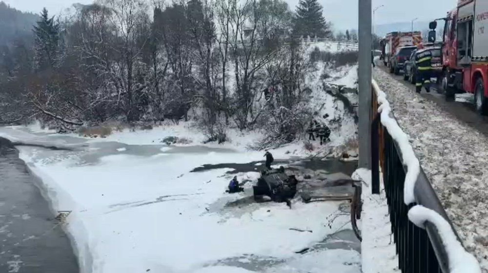 O mașină în care se aflau patru copii și doi adulți s-a răsturnat în râul Bistrița, în Vatra Dornei. Intervenție în forță pentu salvarea victimelor