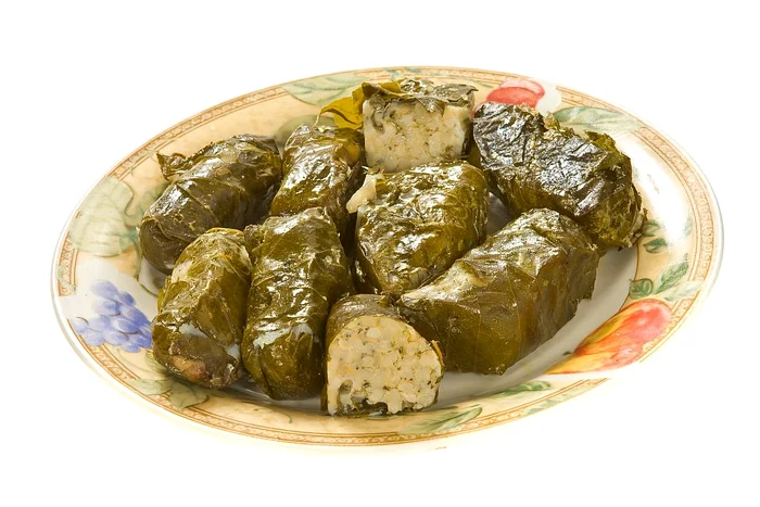 Urmează paşii recomandaţi de noi pentru o porţie de sarmale delicioase!sursa pozei: clickpoftabuna.ro