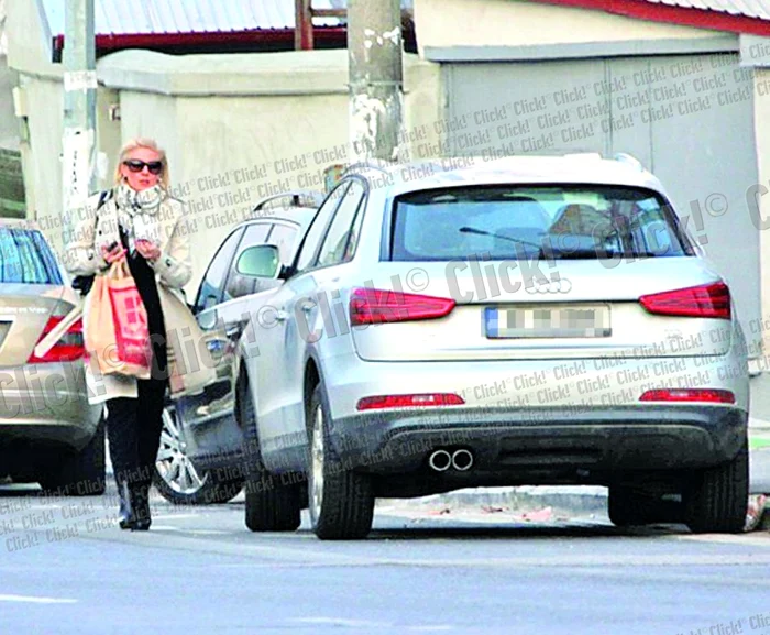 
    Ioana se afişează cu o  maşină nouă, un Audi Q3, în  valoare de  35.000 de euro  (Fotografii: Bill Avery)  