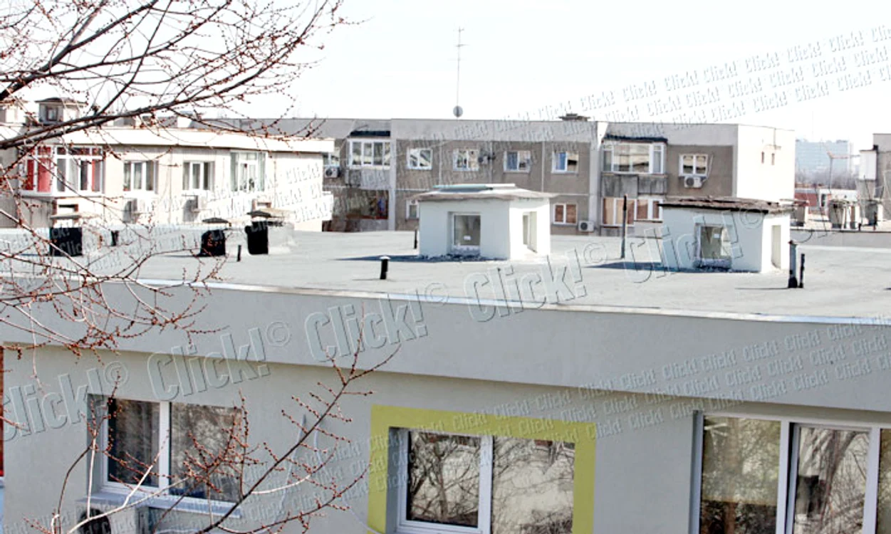 Terasa a fost reabilitată  total şi a fost turnat un  strat protector de bitum
