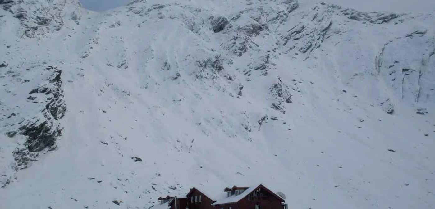 La munte riscul de producere a unor avalanşe este de gradul trei, din cinci