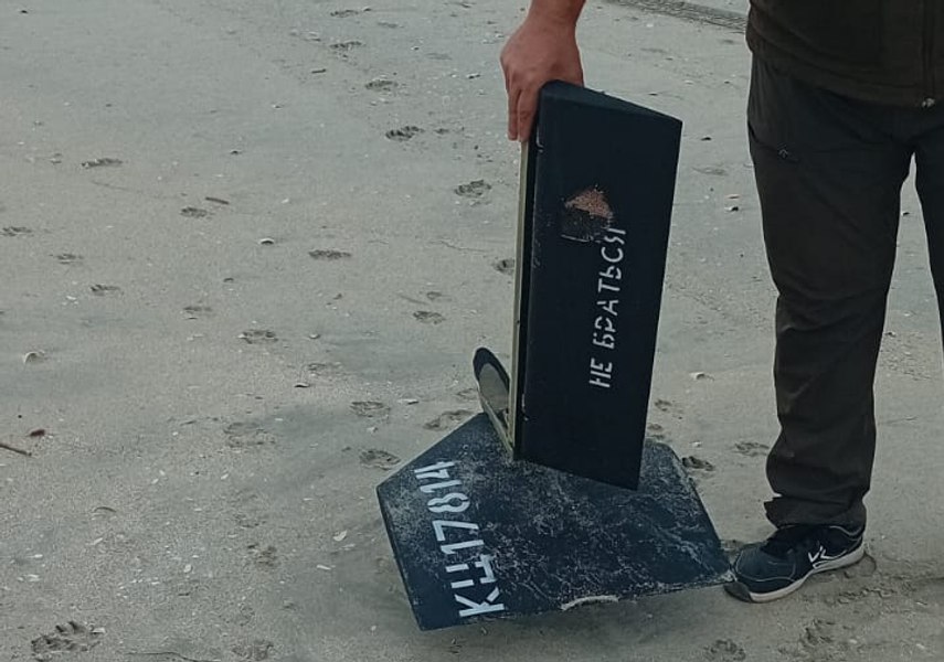O bucată de dronă cu inscripții în limba rusă a fost găsită pe litoral în timpul unei acțiuni de ecologizare