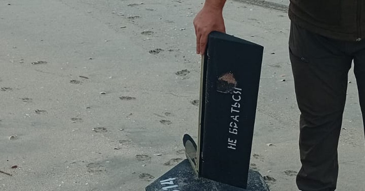 Dronă cu inscripții rusești descoperită pe litoral în timpul unei acțiuni de ecologizare Dronă cu inscripții rusești descoperită pe litoral în timpul unei acțiuni de ecologizare