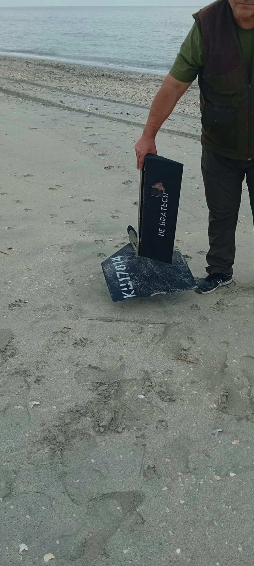 O bucată de dronă cu inscripții în limba rusă a fost găsită pe Litoral în timpul unei acțiuni de ecologizare