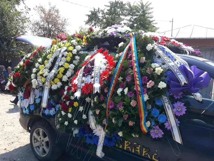 Mașina care a transportat sicriul la cimitir a fost plină de coroane 