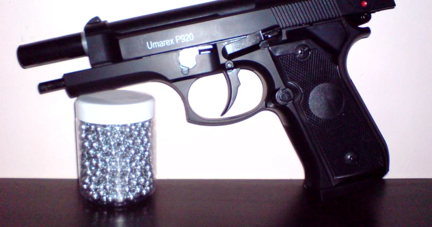 Un pistol cu bile ar fi arma cu care bătbatul a încheiat socotelile cu viaţa FOTO Adevărul.ro