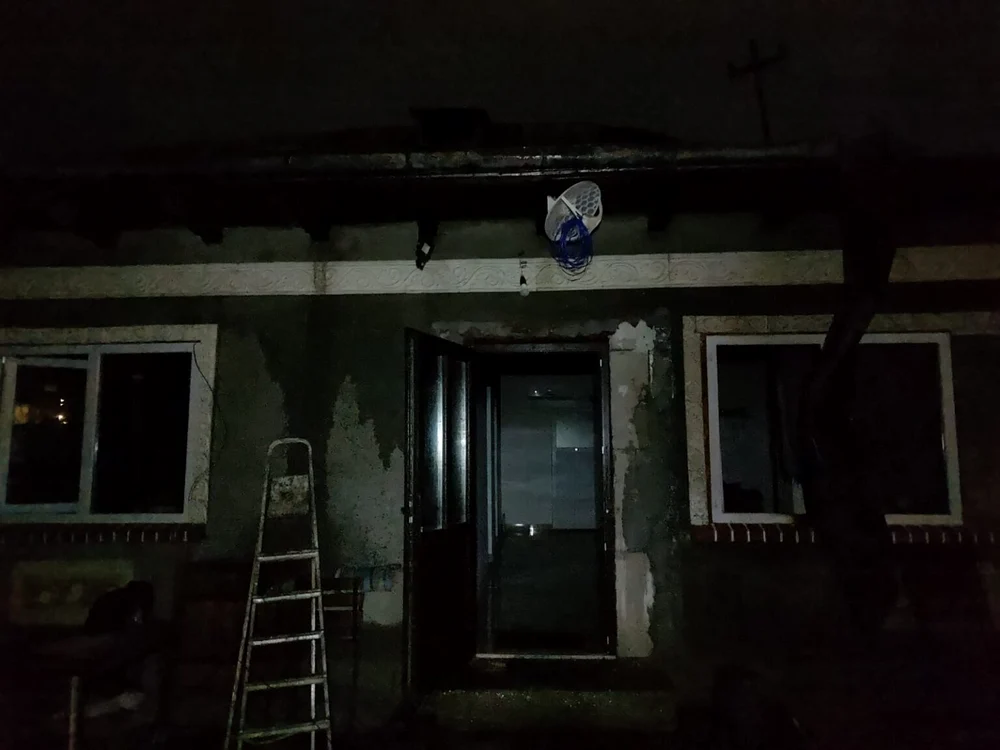 O locuinţă a fost incendiată la Oniceni FOTO ISU Neamţ