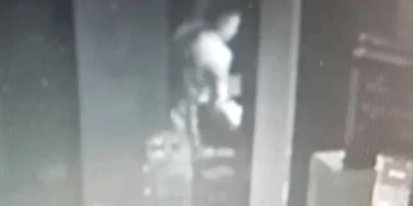 automat cosmetice vandalizat