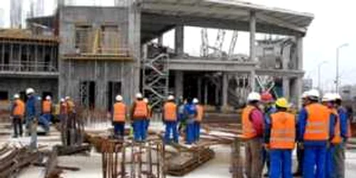 Muncitorii acceptă frecvent să lucreze fără acte legale