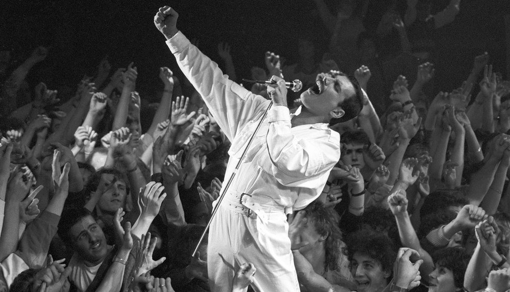24 noiembrie: 32 de ani fără Freddie Mercury. Cu o zi înainte, liderul trupei Queen anunţase oficial că are SIDA