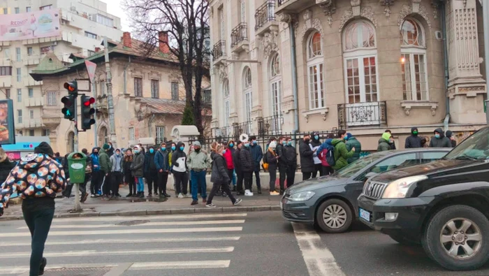 Sute de oameni s-au aşezat la coadă pentru burgeri gratis, în centrul Capitalei FOTO: Digi24