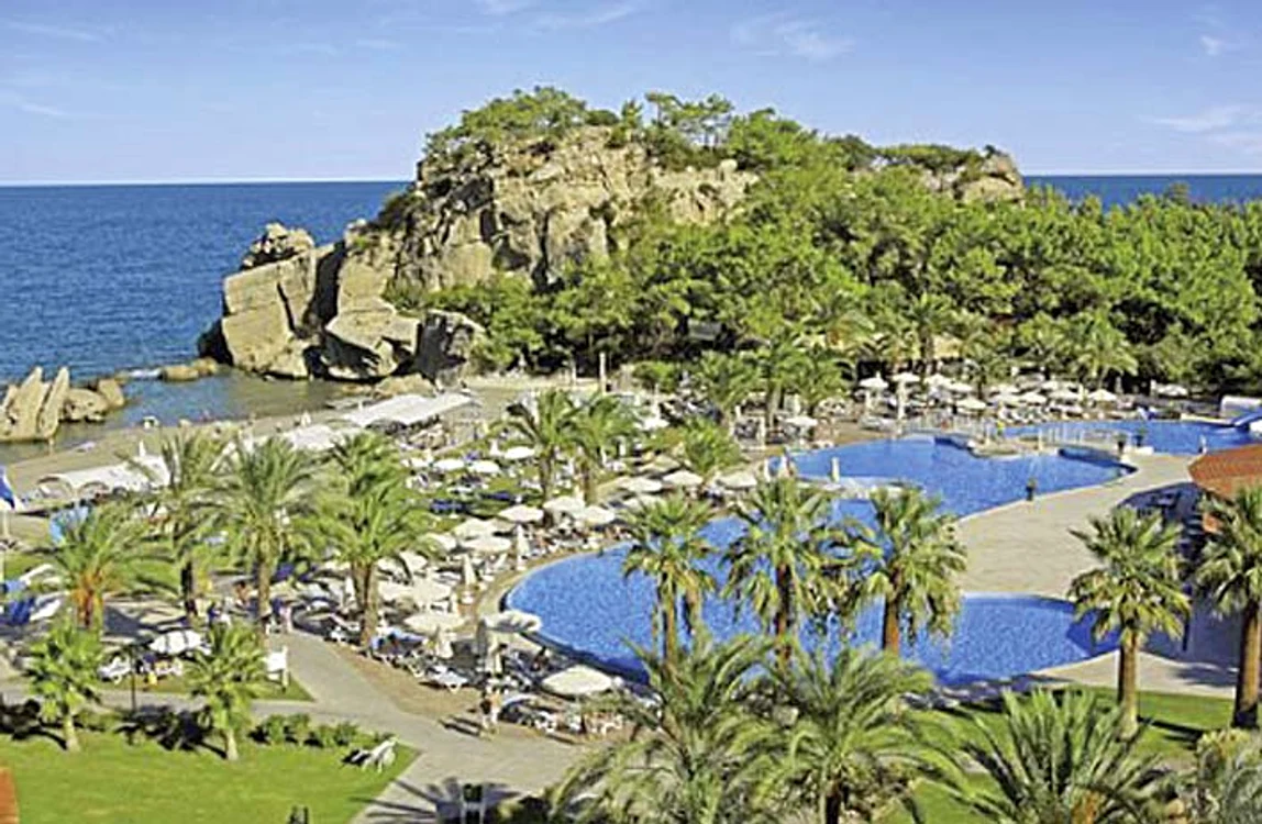 Hotelul de cinci  stele este amplasat  într-o locaţie de  vis, în Antalya