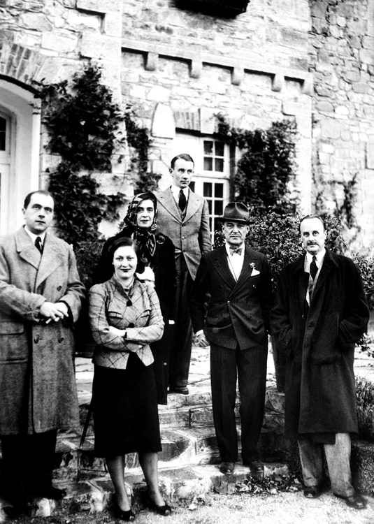 Dimitrie Ghika, Valentina Bibescu și mama ei, Prințesa Martha Bibescu (sus), la Posada, 1938. Getty