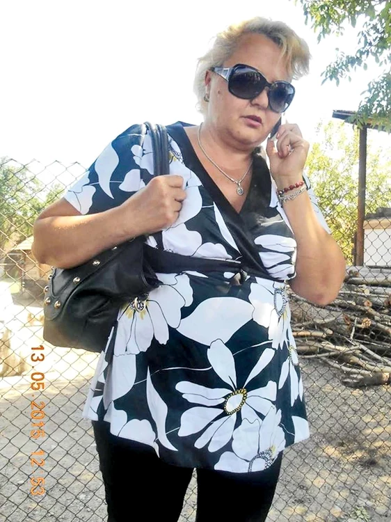 “Alo, alo, vreţi o pensie?”, pare să spună liftiera Maria Străchinescu