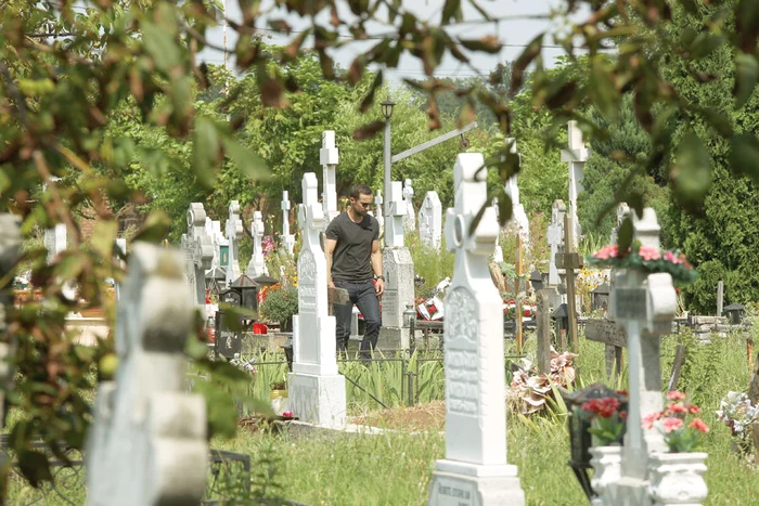 S-a asigurat că mormântul  este pregătit pentru  începerea ceremoniei