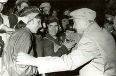 Nicolae Ceauşescu, printre muncitorii întreprinderii de construcţii metalice din Bocşa, judeţul Caraş-Severin (© „Fototeca online a comunismului românesc”, cota: 299/1978)