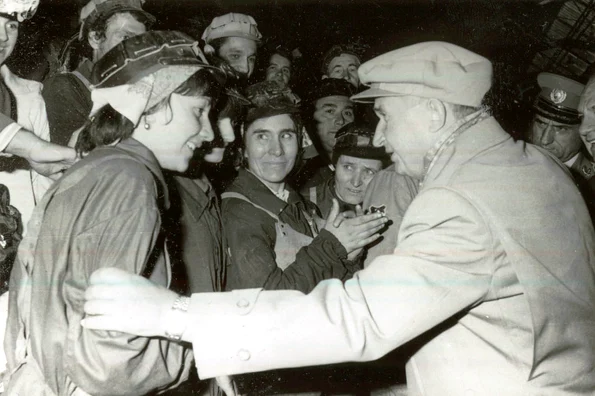 Nicolae Ceauşescu, printre muncitorii întreprinderii de construcţii metalice din Bocşa, judeţul Caraş-Severin (© „Fototeca online a comunismului românesc”, cota: 299/1978)