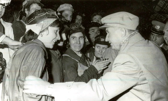 Nicolae Ceauşescu, printre muncitorii întreprinderii de construcţii metalice din Bocşa, judeţul Caraş-Severin (© „Fototeca online a comunismului românesc”, cota: 299/1978)