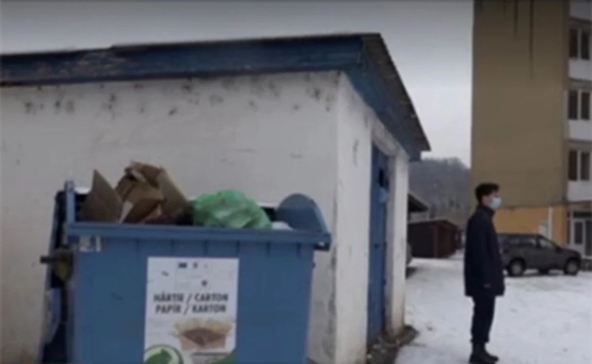 Criminala a fost ajutată de mama sa ca să care tomberonul