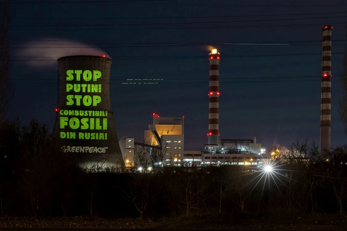greenpeace protest lukoil