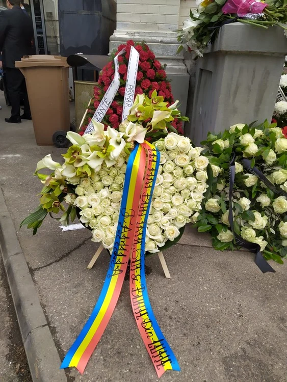 
    Ioana, Simona Florescu și nepoțica Anastasia, îmbrăcate în alb, în onoarea lui Dichifoto: BLITZ / Click!  