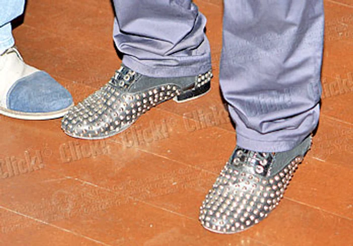 A dat 2.000 de lire sterline pe  o pereche de pantofi, dar a  rămas desculţ la petrecere