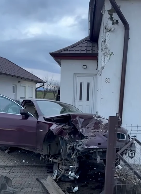VIDEO Momentul în care un șofer beat intră cu un BMW într-o casă din Satu Mare: „A lovit exact peretele de la dormitorul meu, unde dorm cu familia”