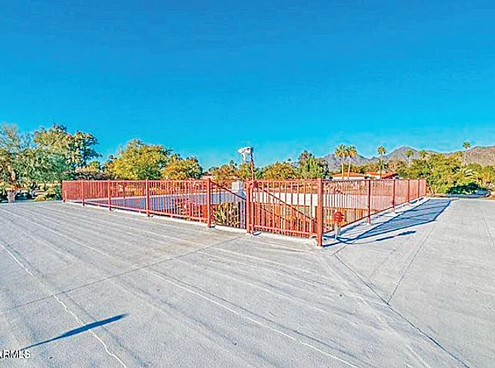 Intrarea, împrejmuită  cu gard. Foto: Daily Star