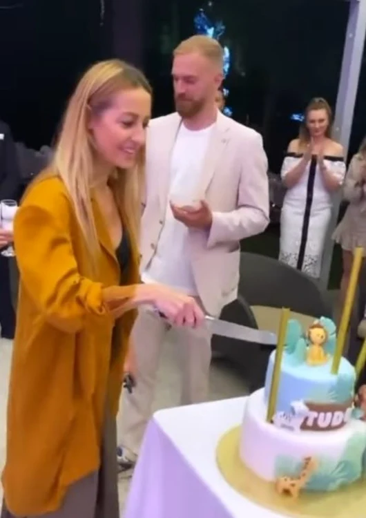 Flavia Mihășan a tăiat tortulfoto: Instagram