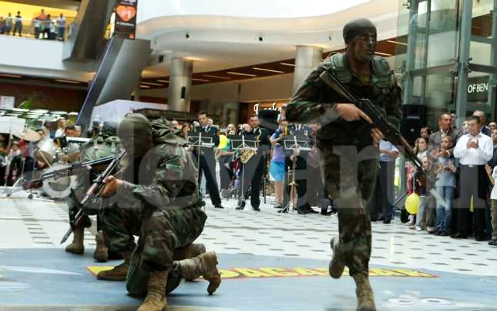 Militarii moldoveni au susţinut un exerciţiu demonstrativ duminică, la Shopping Malldova Foto: Dumitru Goncear