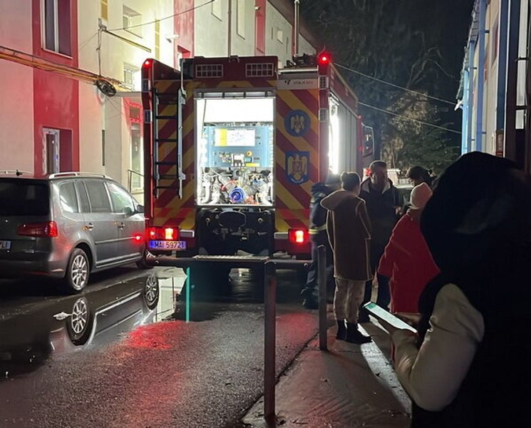 Panică într-un bloc din Găești. Podul a fost cuprins de foc. Mai multe persoane, evacuate