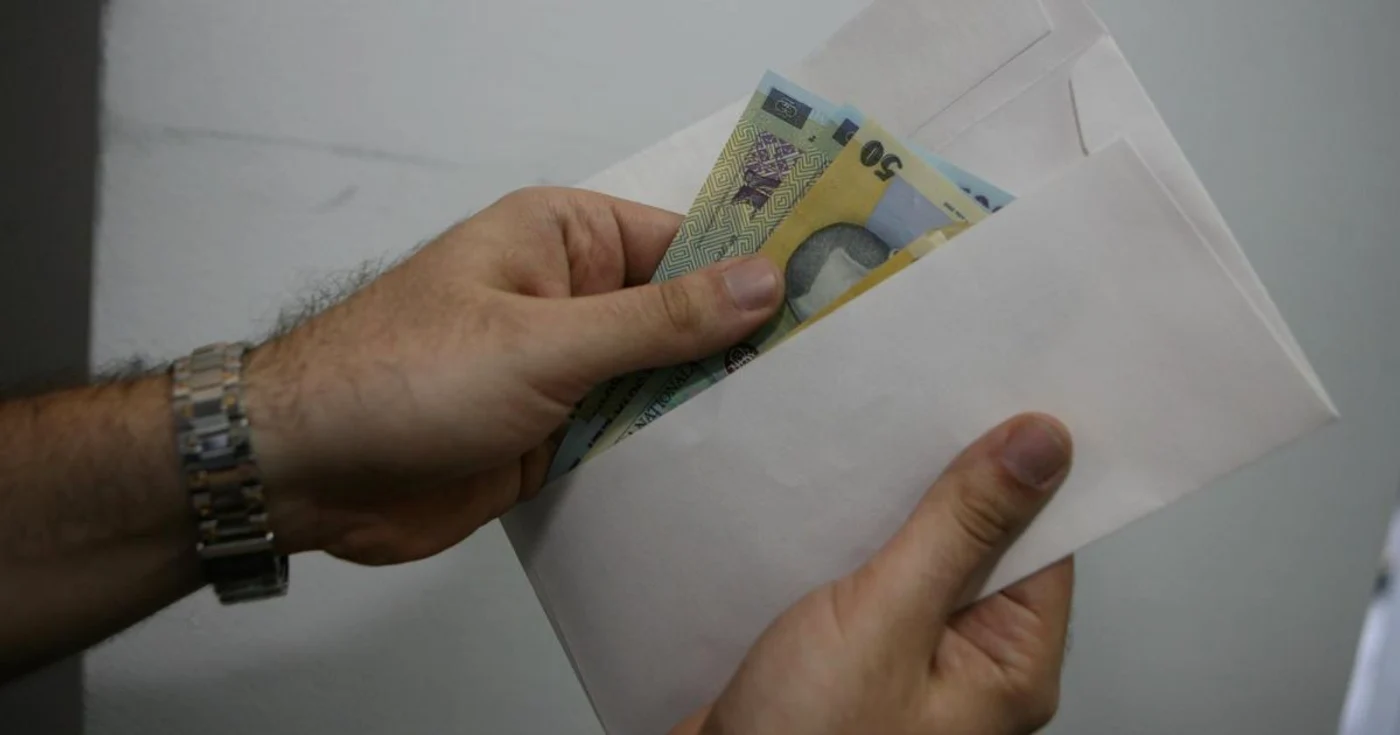 Anchetatorii susţin că avocatul ar fi dat mită 13.000 de lei unui vameş