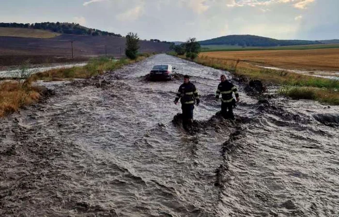 O viitură a suprins mai multe mașini în județul Tulcea FOTO: ISU Tulcea