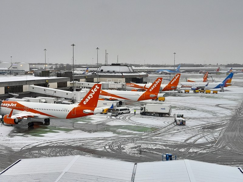 Zboruri anulate și aeroporturi închise în urma unei furtuni de zăpadă care a lovit Marea Britanie: „Lucrăm din greu pentru a curăța pista”