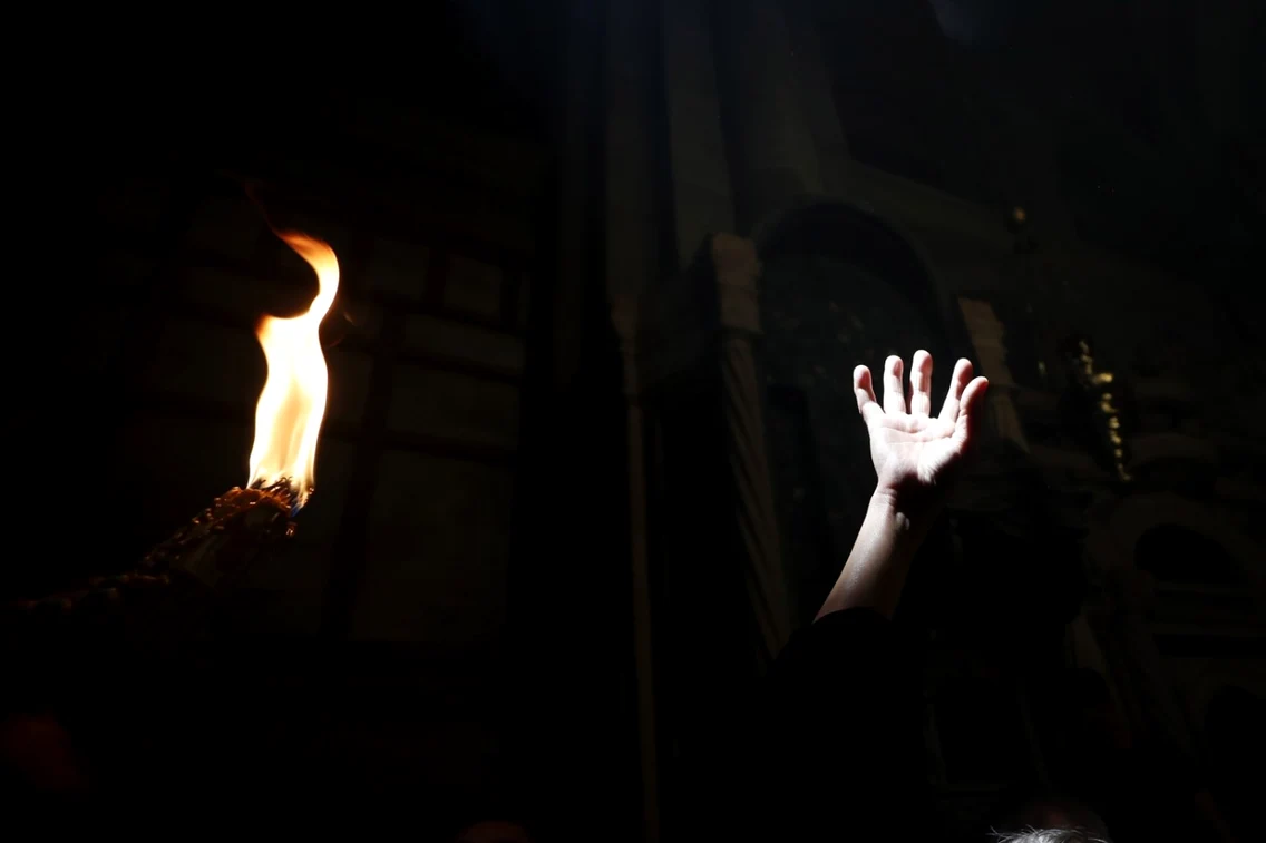 Lumina Sântă a Pogorât la Biserica Sfântului Mormânt din Ierusalim. Foto epa-efe