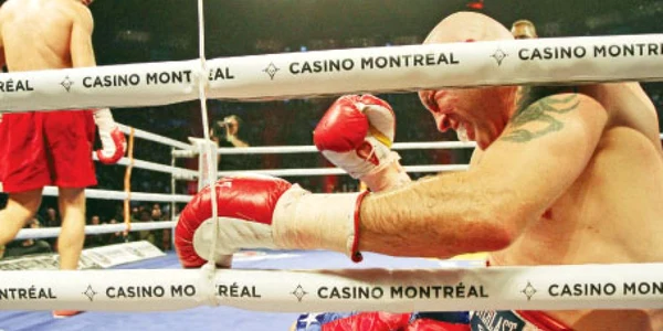 Lucian Bute (stânga) îşi priveşte nemilos adversarul care tocmai a făcut cunoştinţă cu pumnul său Foto: Agerpres