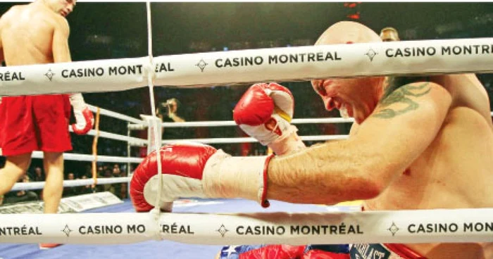 Lucian Bute (stânga) îşi priveşte nemilos adversarul care tocmai a făcut cunoştinţă cu pumnul său Foto: Agerpres