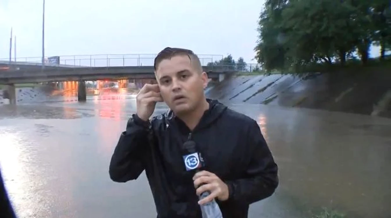 
    Jurnalistul Steve Campion a salvat viața unui om, după care a continuat să transmită live pentru ABC13foto: captură video/Metro  