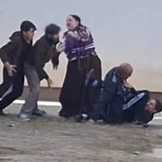 un profesor de sport a fost luat la bataie in curtea scolii FOTO Facebook jpg