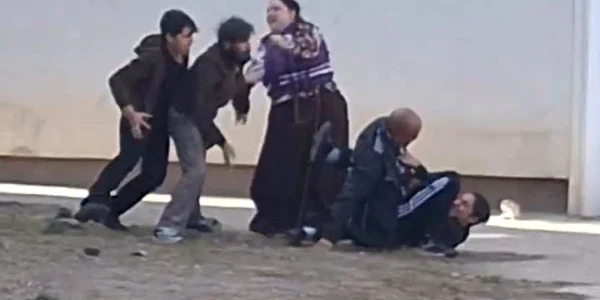un profesor de sport a fost luat la bataie in curtea scolii FOTO Facebook jpg