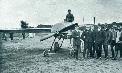 O fotografie inedită: inginerul av. Aurel Vlaicu, cu casca de zbor pe cap (al patrulea de la dreapta la stânga), în faţa avionului Bristol-Coandă – model 1912