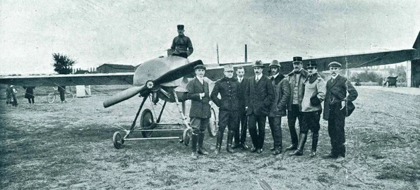 O fotografie inedită: inginerul av. Aurel Vlaicu, cu casca de zbor pe cap (al patrulea de la dreapta la stânga), în faţa avionului Bristol-Coandă – model 1912