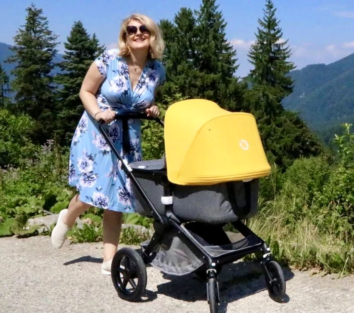 Sandra Stoicescu, cu bebeluşul pe cărări de munte